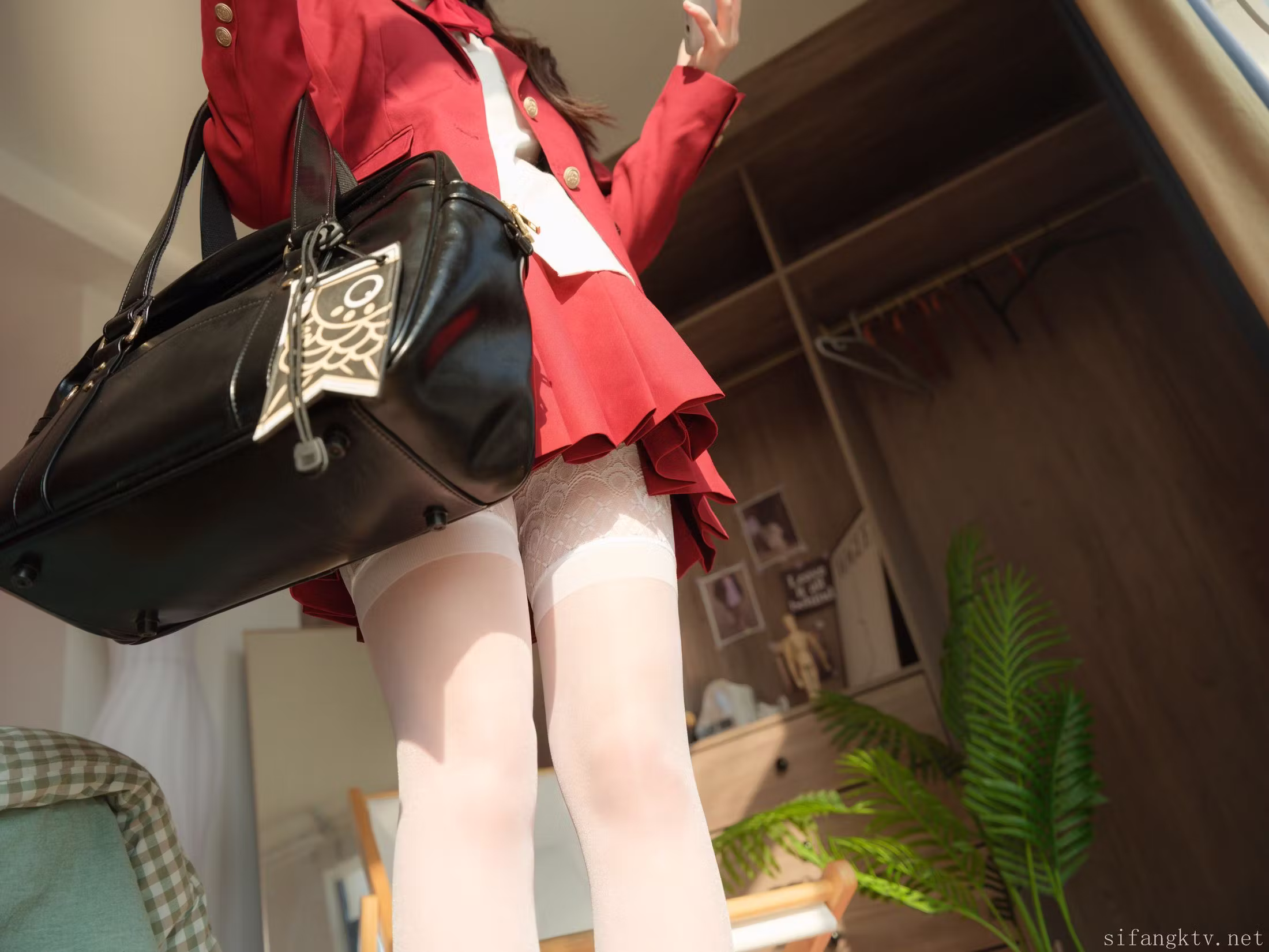 温馨室内卧室背景下的风骚私房清纯少女诱惑